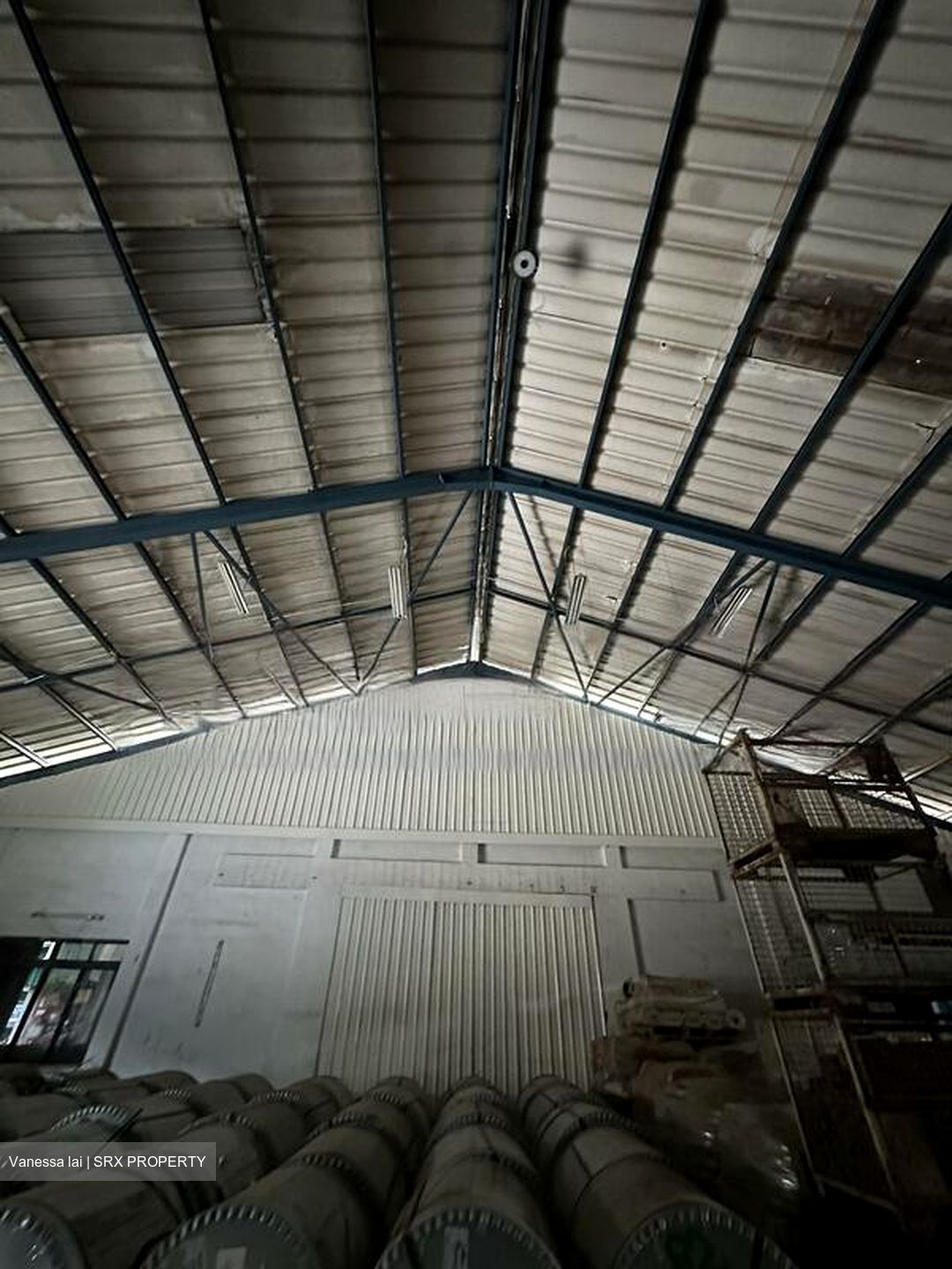 Gul Avenue (D22), Warehouse #575690931